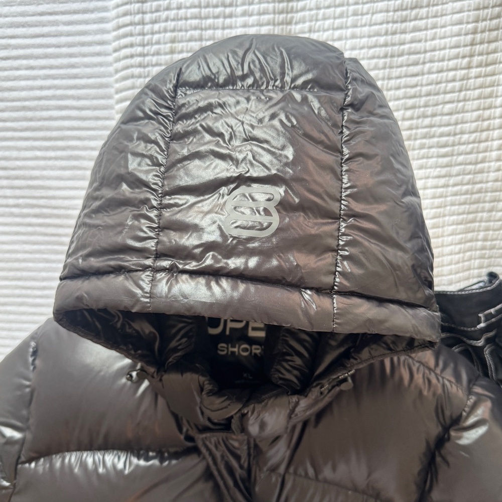 Super Puff Shorty Puffer w Hood - Black Gloss - Aritzia - Picture 5 of 10